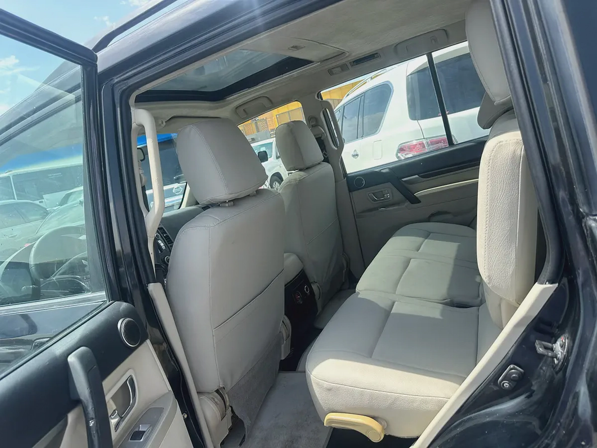 Mitsubshi pajero 2010 fullopshin blak color GCC Calen car-3-3