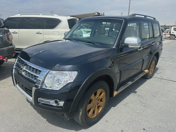 Mitsubshi pajero 2010 fullopshin blak color GCC Calen car