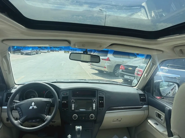 Mitsubshi pajero 2010 fullopshin blak color GCC Calen car