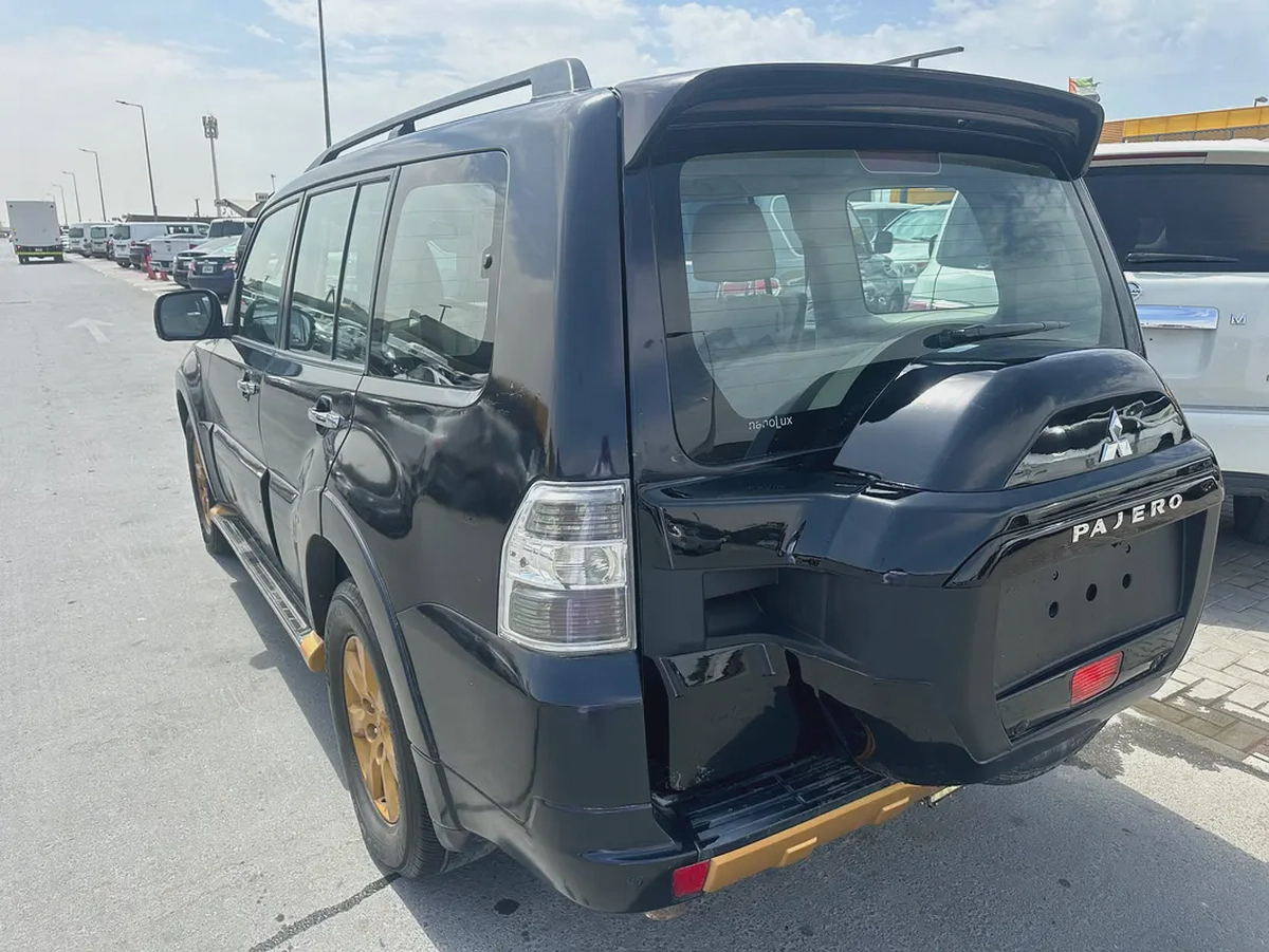 Mitsubshi pajero 2010 fullopshin blak color GCC Calen car-7-7