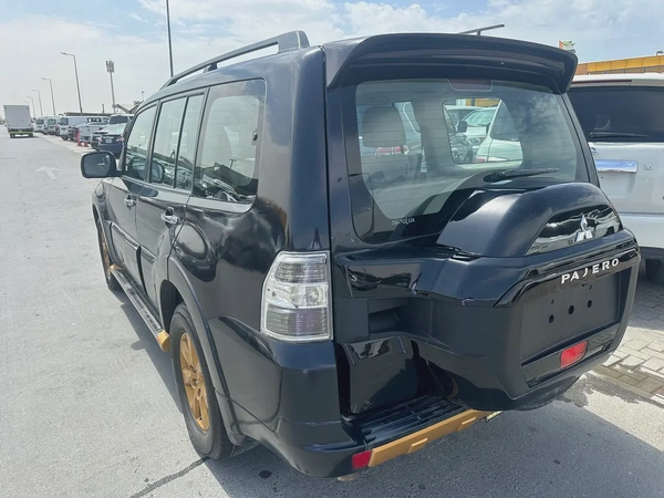 Mitsubshi pajero 2010 fullopshin blak color GCC Calen car