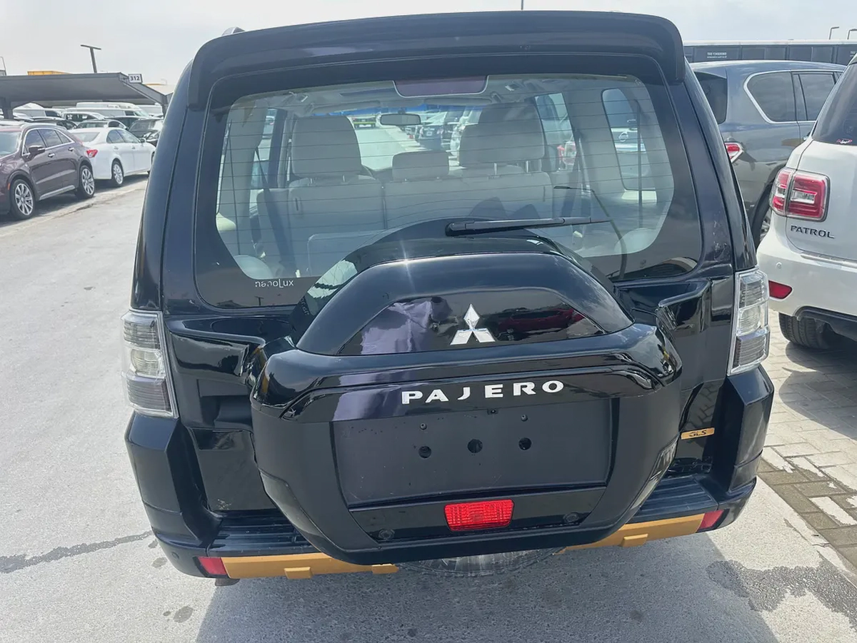 Mitsubshi pajero 2010 fullopshin blak color GCC Calen car-8-8