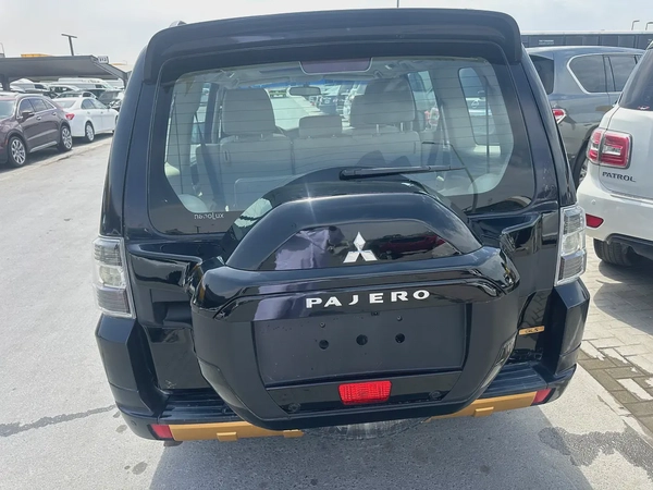 Mitsubshi pajero 2010 fullopshin blak color GCC Calen car