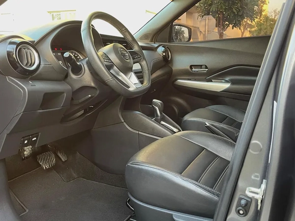 2020 Nissan Kicks SL //Very Low Mileage//Full agency Maintained// No Accident