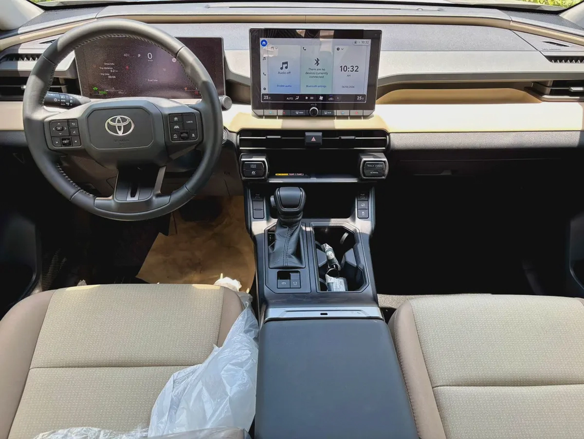2026 Toyota RAV4 XLE 2.5L HYBRID WITH RADAR GCC Specs-7-7
