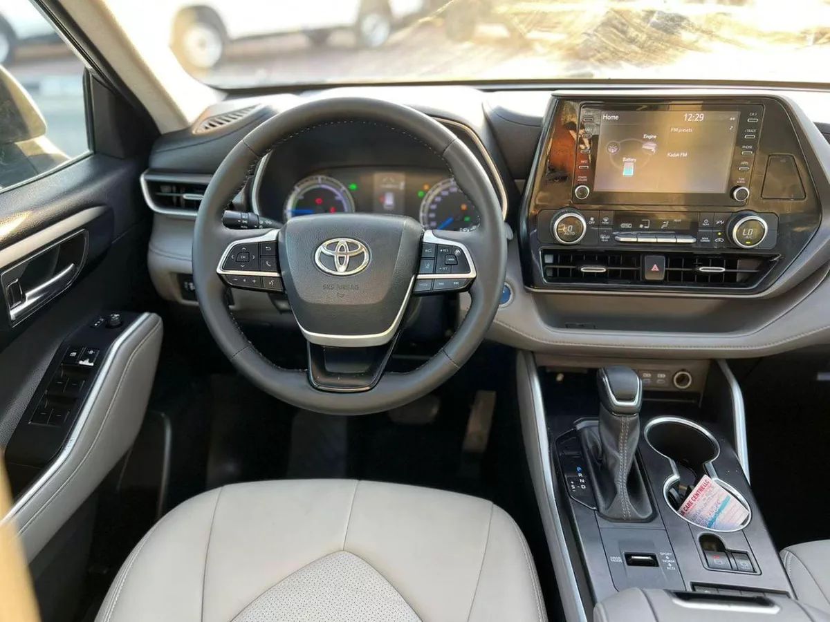 Toyota Highlander  2022 Toyota Highlander Hybrid Full Option Gcc -2.5L V4 - Rear Camera & Sensor - Leather Seat - S-12-0
