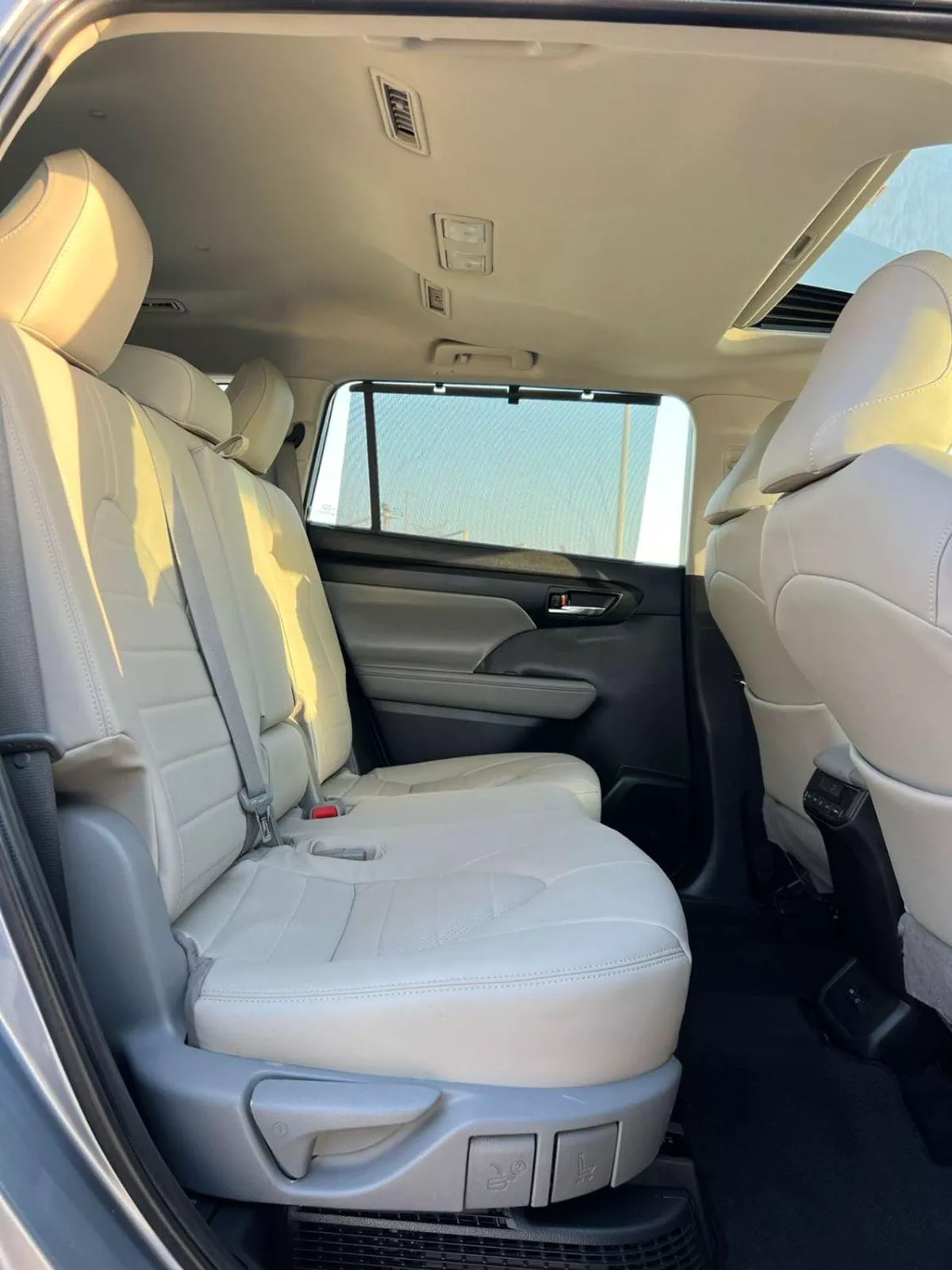 Toyota Highlander  2022 Toyota Highlander Hybrid Full Option Gcc -2.5L V4 - Rear Camera & Sensor - Leather Seat - S-16-0