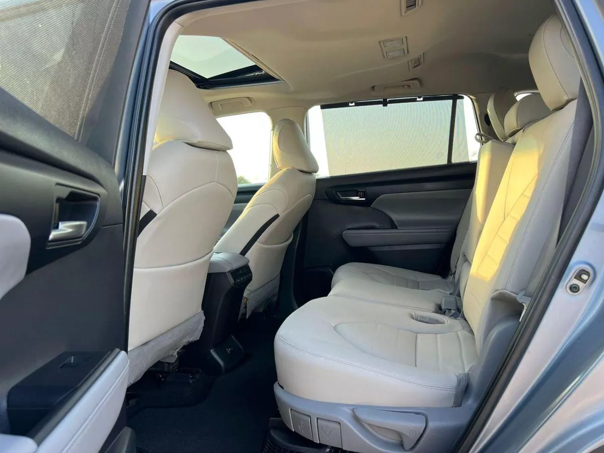 Toyota Highlander  2022 Toyota Highlander Hybrid Full Option Gcc -2.5L V4 - Rear Camera & Sensor - Leather Seat - S-17-0