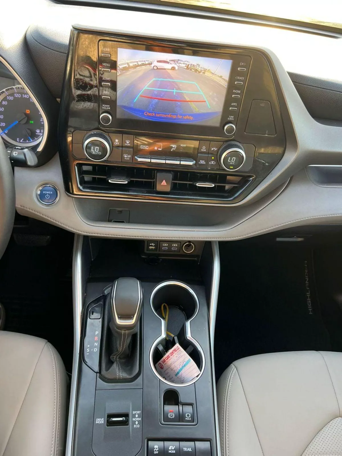 Toyota Highlander  2022 Toyota Highlander Hybrid Full Option Gcc -2.5L V4 - Rear Camera & Sensor - Leather Seat - S-21-0