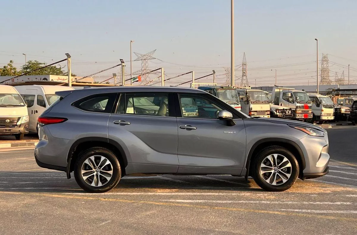 Toyota Highlander  2022 Toyota Highlander Hybrid Full Option Gcc -2.5L V4 - Rear Camera & Sensor - Leather Seat - S-8-0