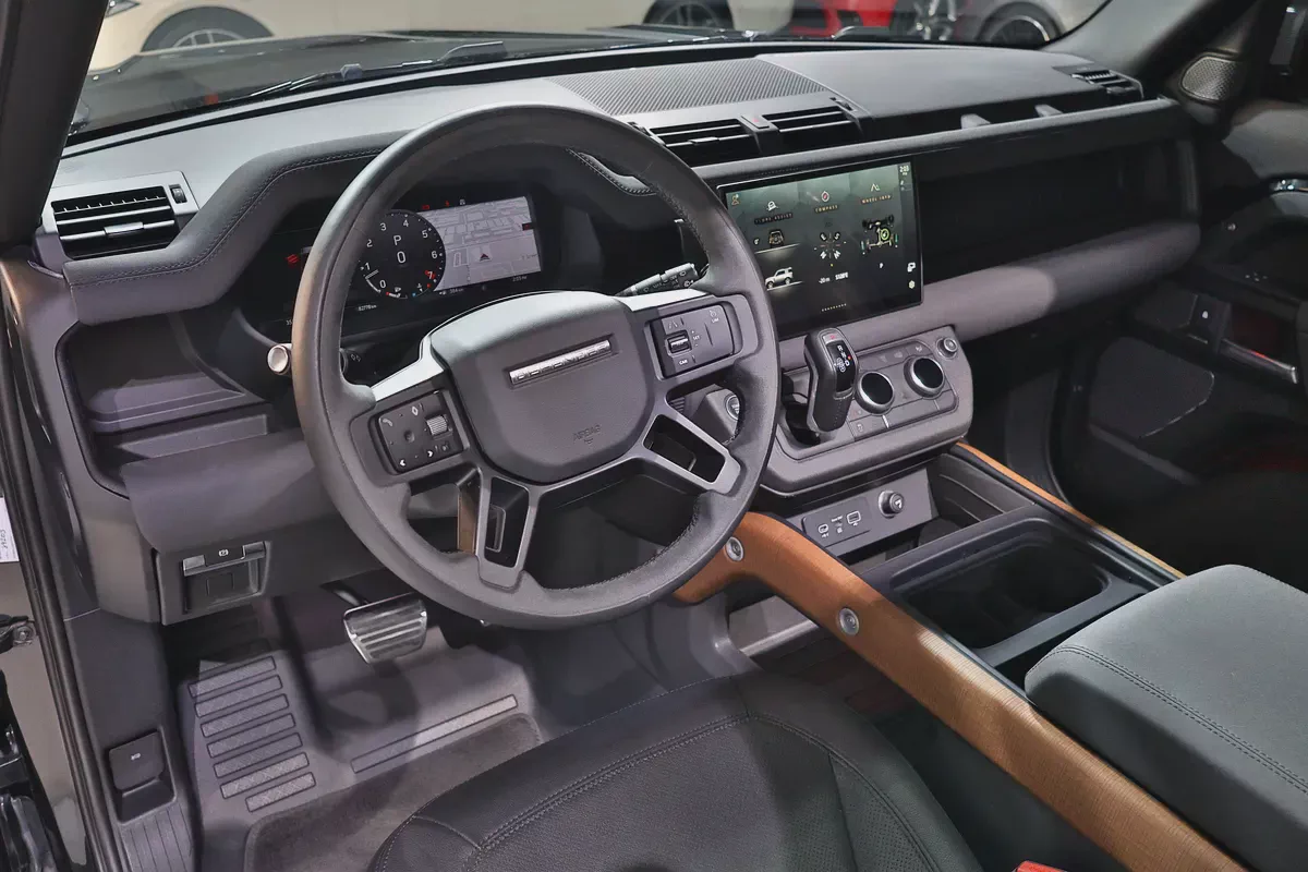 Land Rover Defender 90 SE P400 2023 GCC Specs-10-10