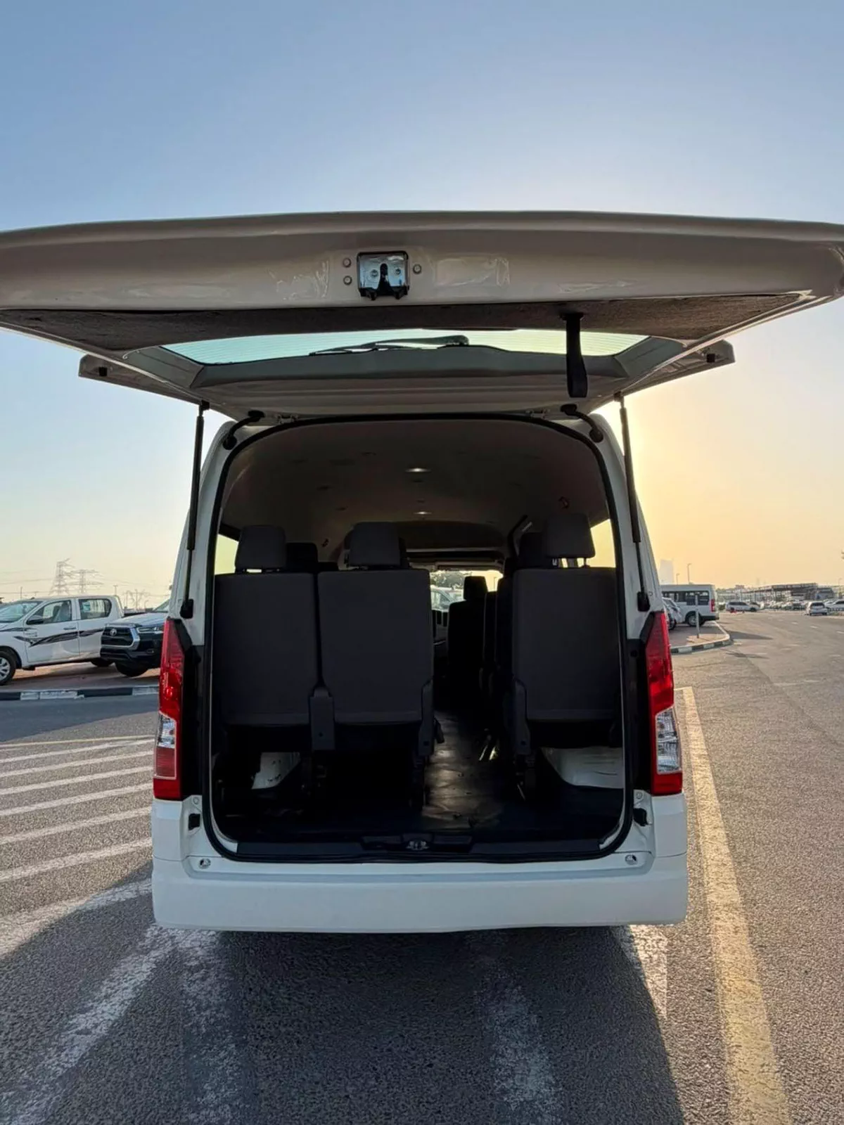 Toyota Hiace  2019 Toyota Hiace 3.5L V6 - Passenger - Patrol Manual - 13 Seater - No Accident Gcc Specs --17-0