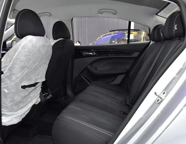 MG 5 ( 2026 Model ) in Silver Color GCC Specs
