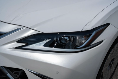 Lexus ES-Series 300 h-8