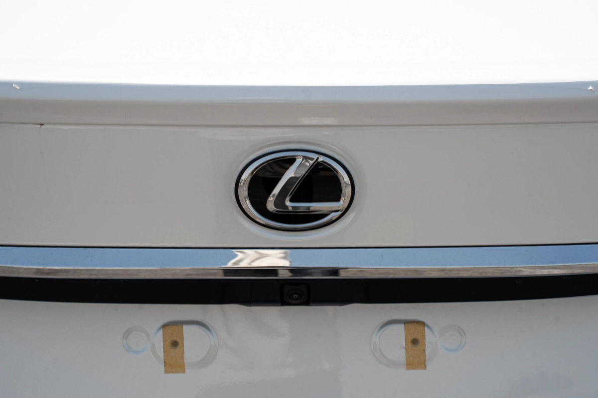 Lexus ES-Series 300 h-1-1