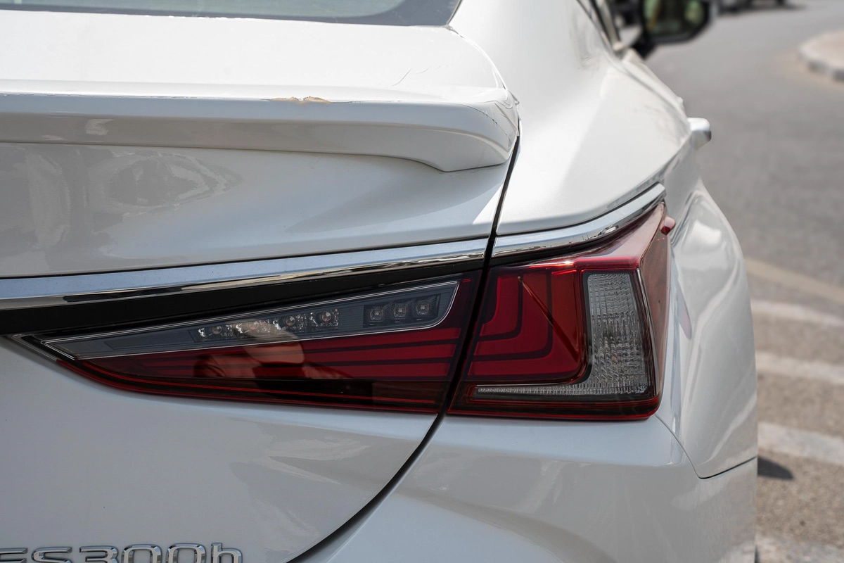 Lexus ES-Series 300 h-12-12