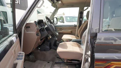 Toyota Land Cruiser Pick Up  4.0L V6 Double Cabin A/T-11