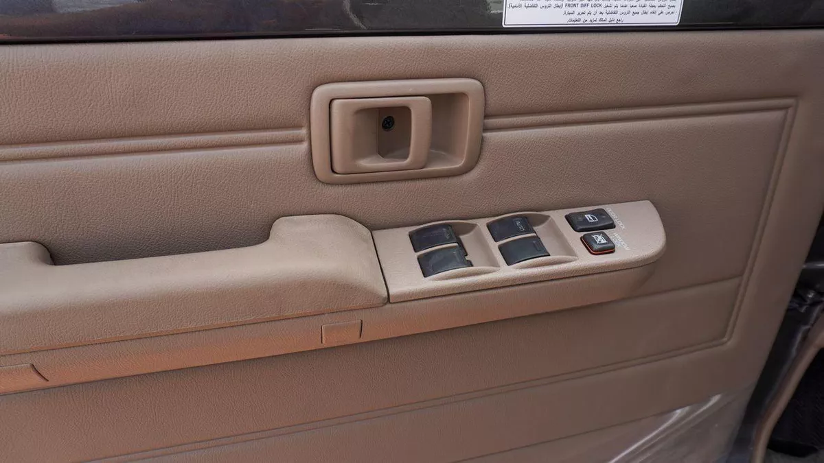 Toyota Land Cruiser Pick Up  4.0L V6 Double Cabin A/T-9-0