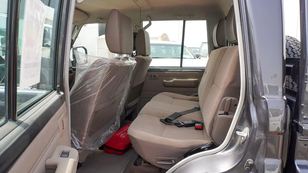 Toyota Land Cruiser Pick Up  4.0L V6 Double Cabin A/T-12-0
