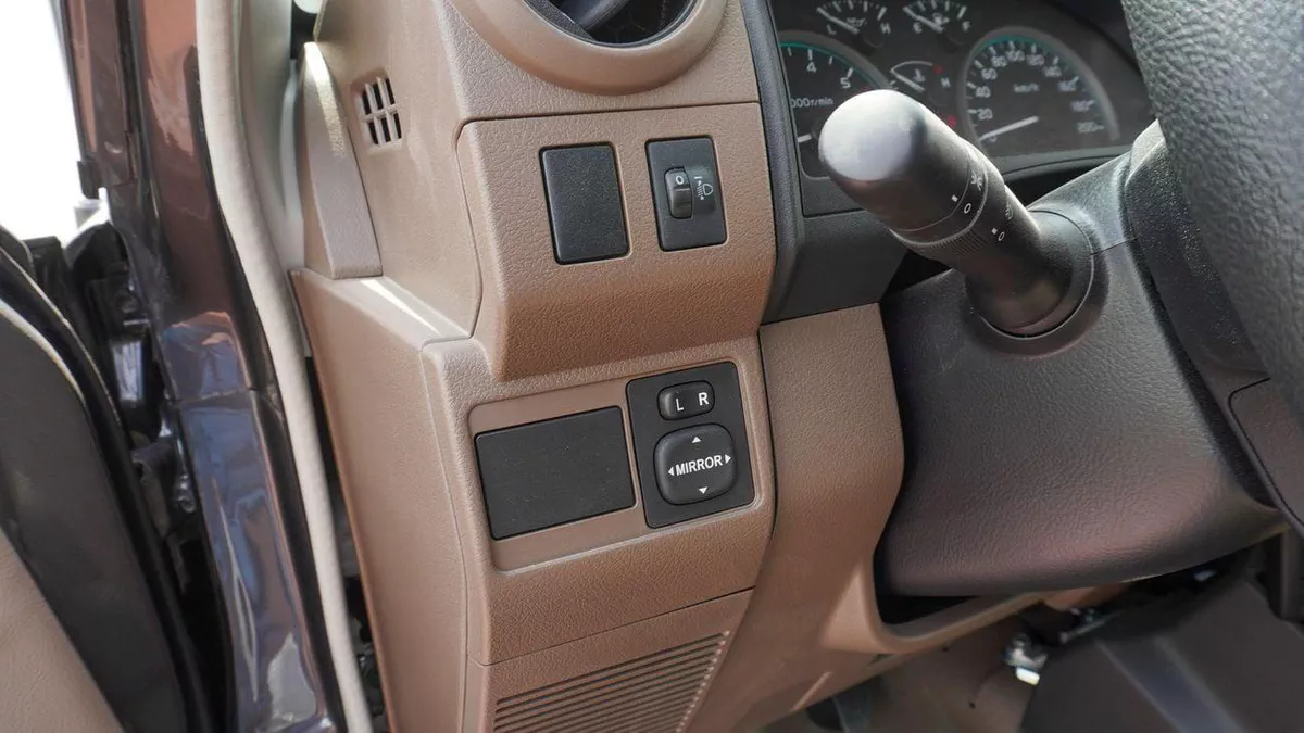 Toyota Land Cruiser Pick Up  4.0L V6 Double Cabin A/T-5-0