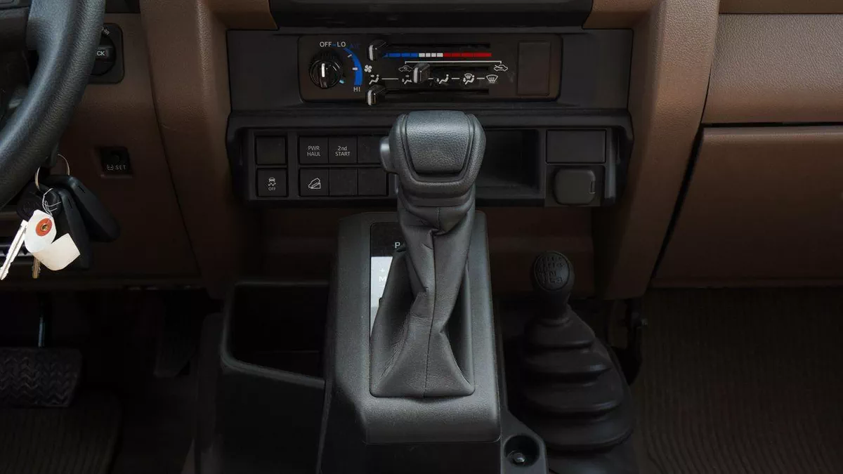 Toyota Land Cruiser Pick Up  4.0L V6 Double Cabin A/T-7-0