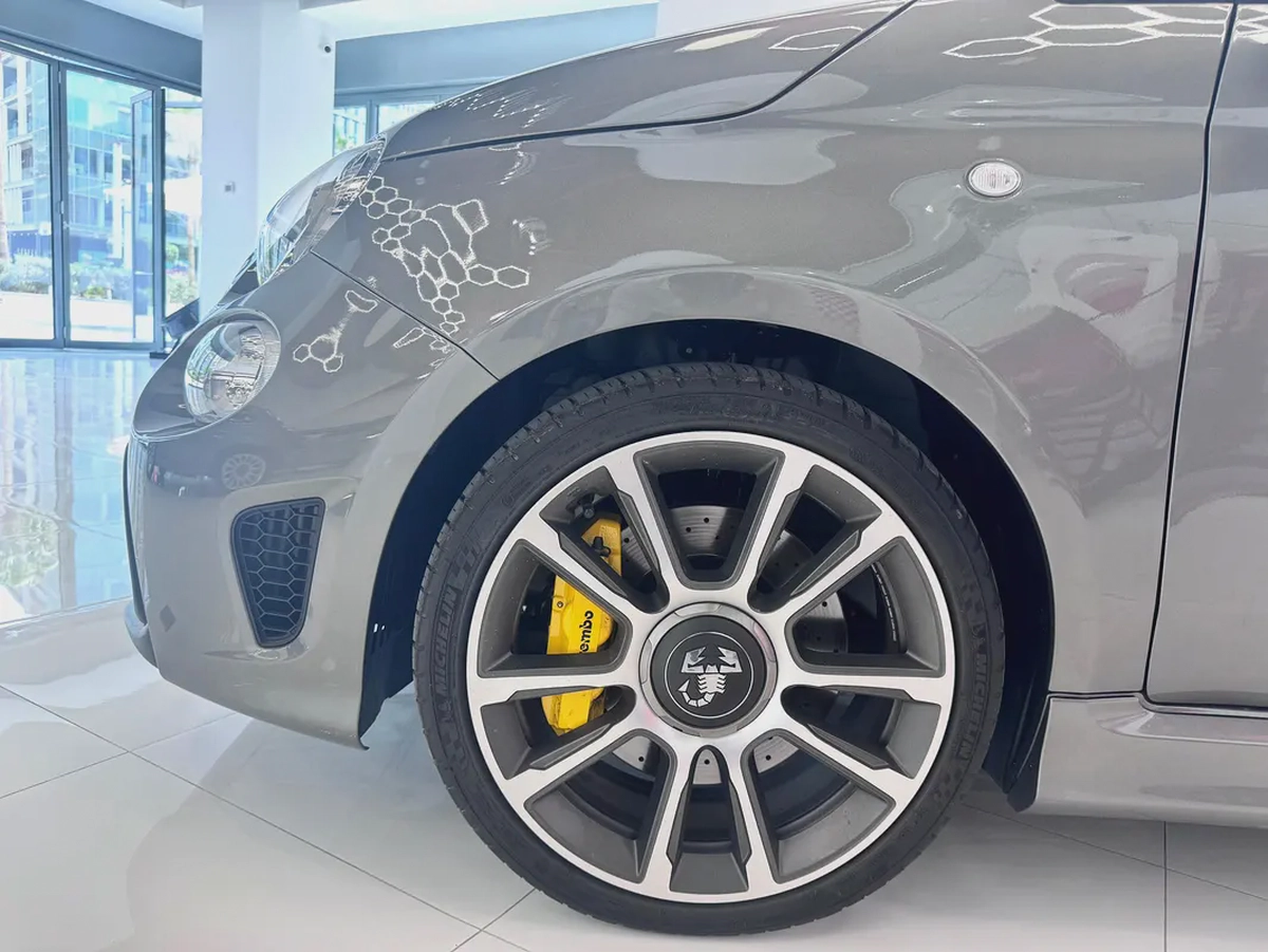 Abarth 695 Tourismo Hatchback 1.4L-6-6