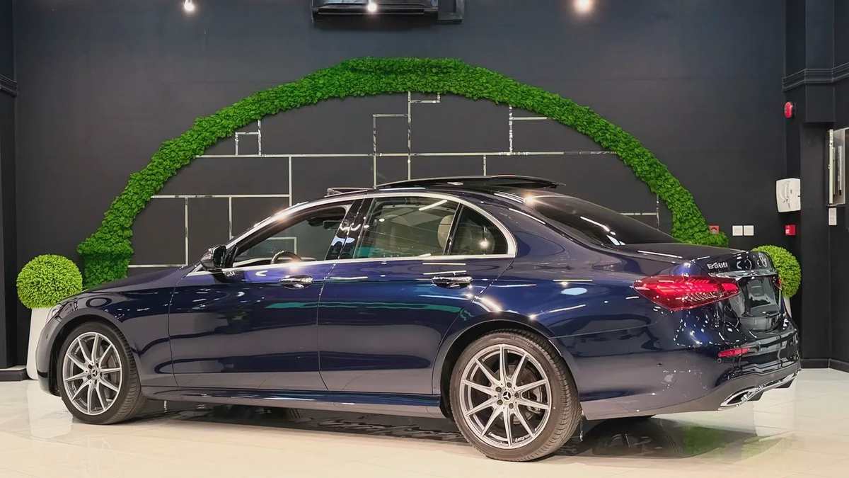Mercedes-Benz E 300 2023 GCC Specs - Like New!-5-5