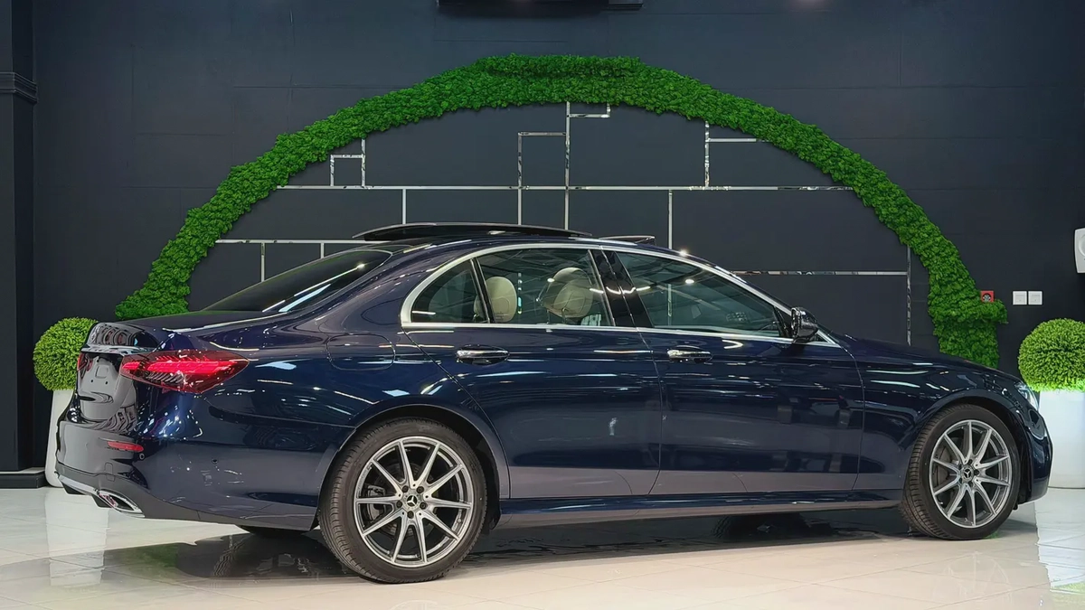 Mercedes-Benz E 300 2023 GCC Specs - Like New!-7-7