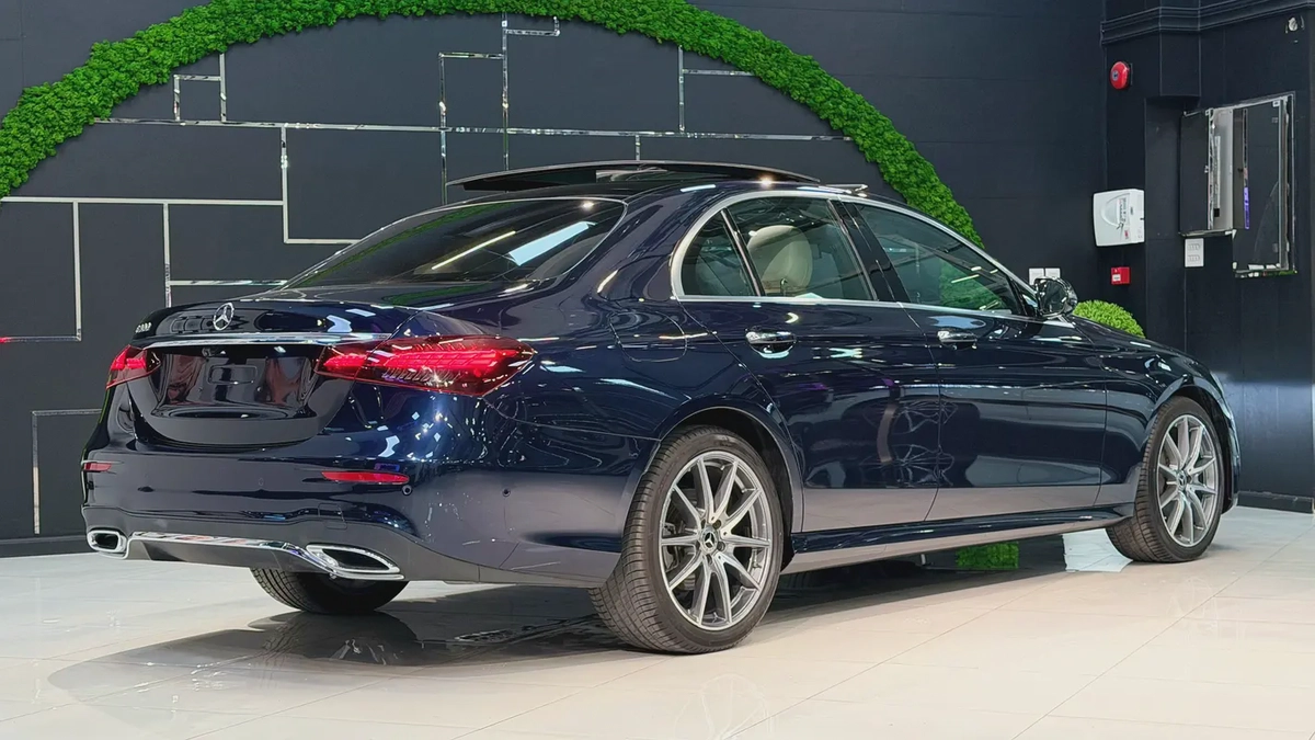 Mercedes-Benz E 300 2023 GCC Specs - Like New!-8-8
