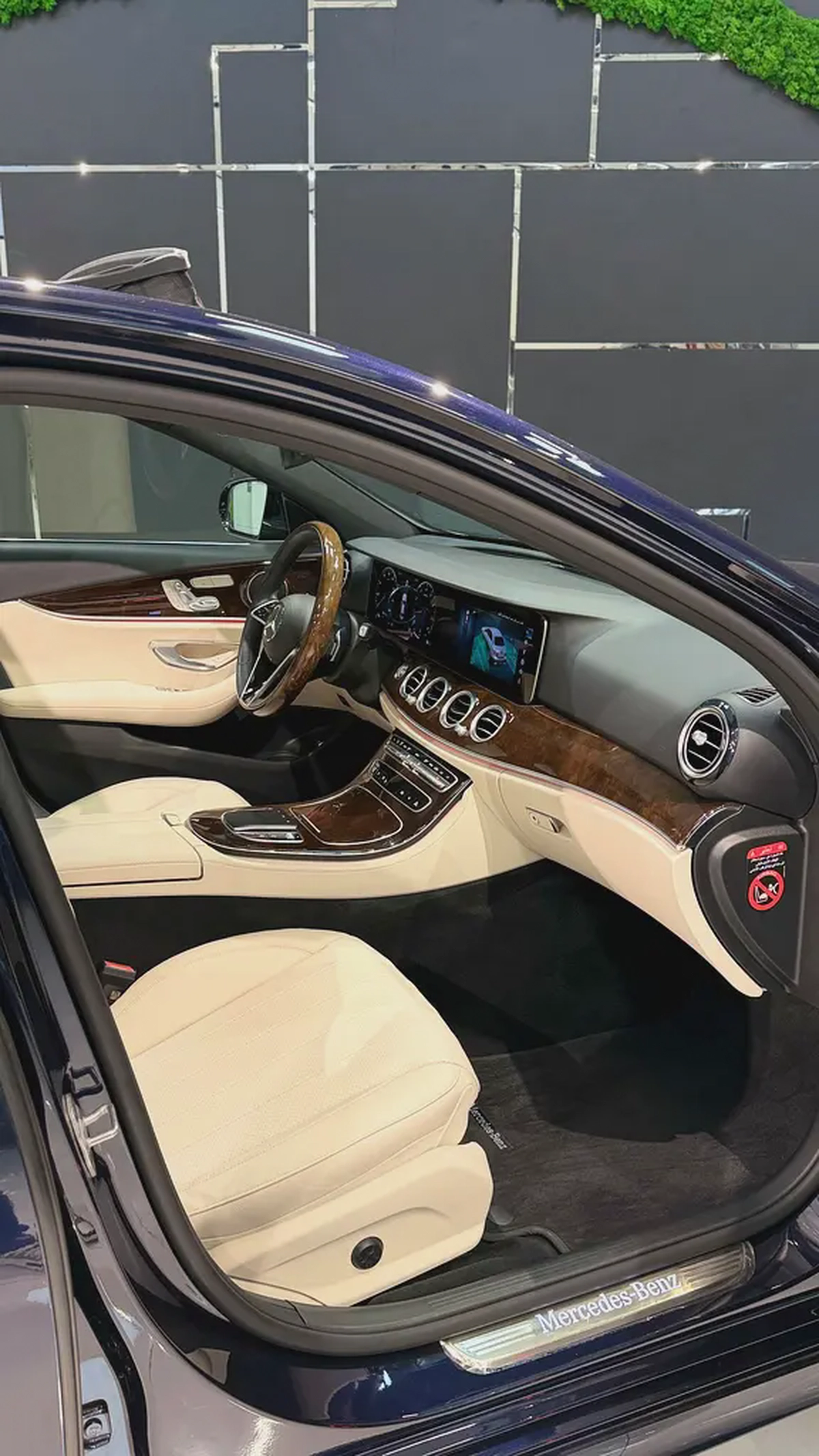 Mercedes-Benz E 300 2023 GCC Specs - Like New!-9-9