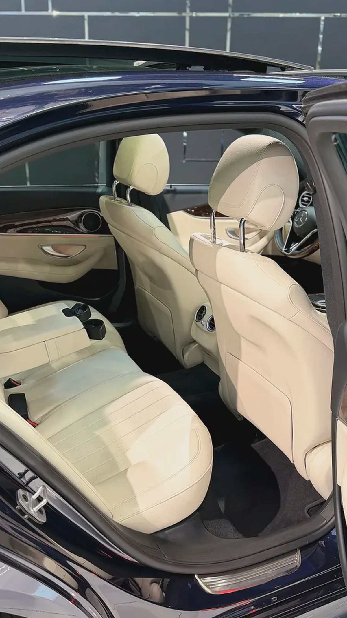Mercedes-Benz E 300 2023 GCC Specs - Like New!-19-19