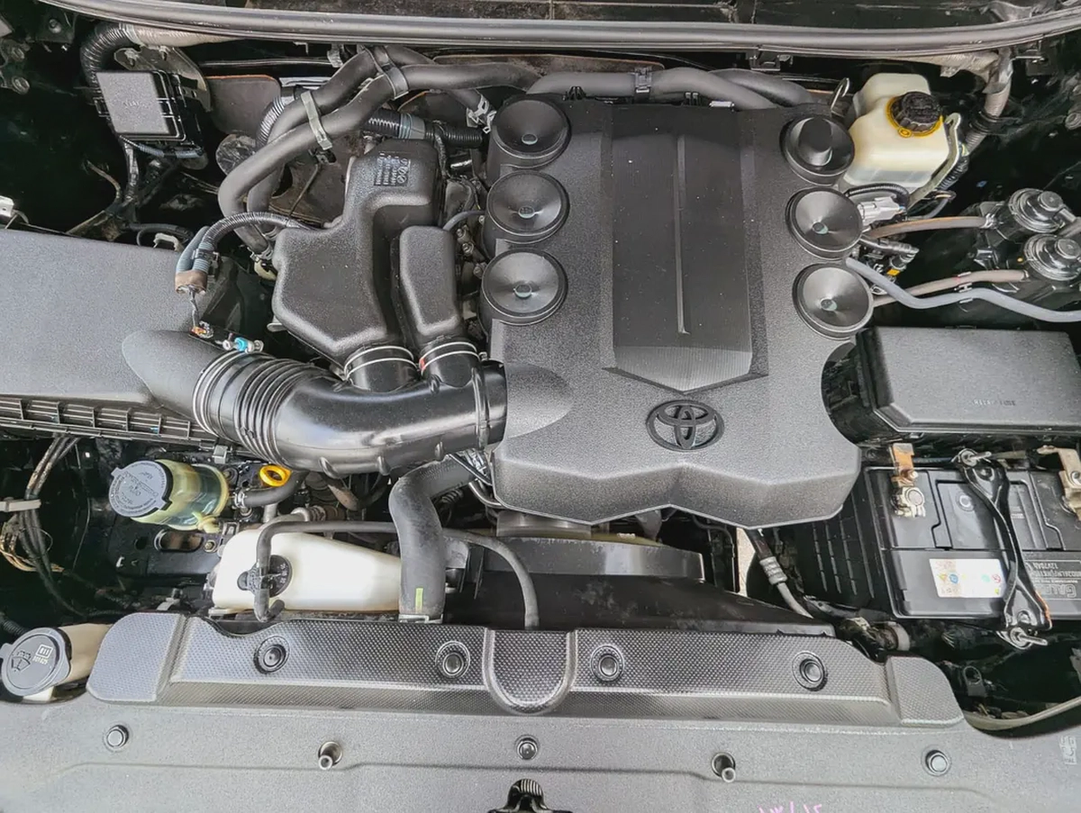 TOYOTA PRADO 2015 FULL OPTION GCC V6 4.0L IN EXCELLENT CONDITION-11-11