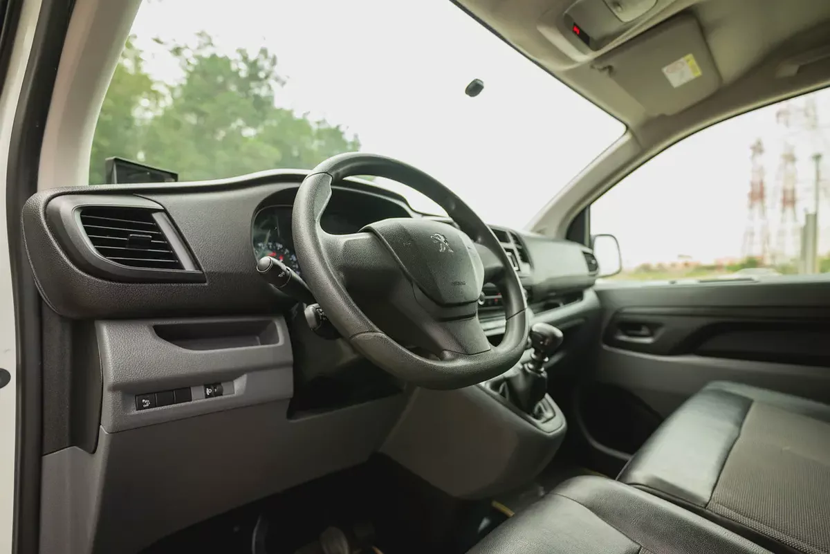 Peugeot Expert | Delivery Van | Manual | GCC Specs | Ref#P08637-9-9