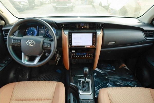 Toyota Fortuner Toyota Fortuner SR5 2.7L petrol 7Seats 4WD full option 2024