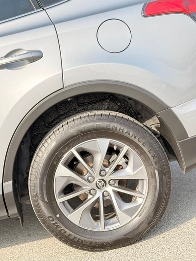 Toyota RAV4 VXR Hybrid XLE 2.5L-10