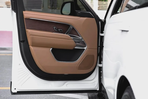 2025 | Range Rover Vogue SE | GCC Specs | Low Mileage