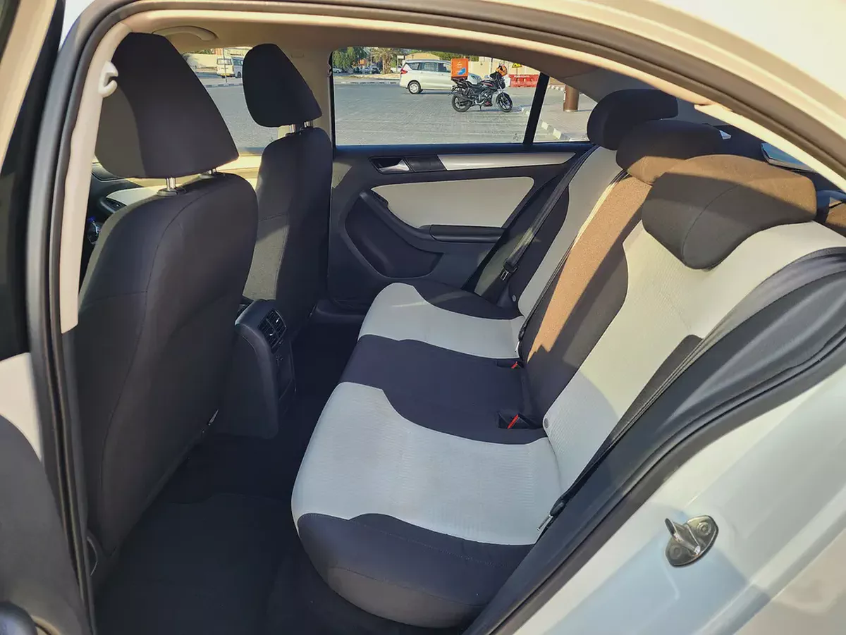 Volkswagen Jetta S V4 2.0L 2015 Model GCC Specs With Partial Service History In Perfect Condition-9-9