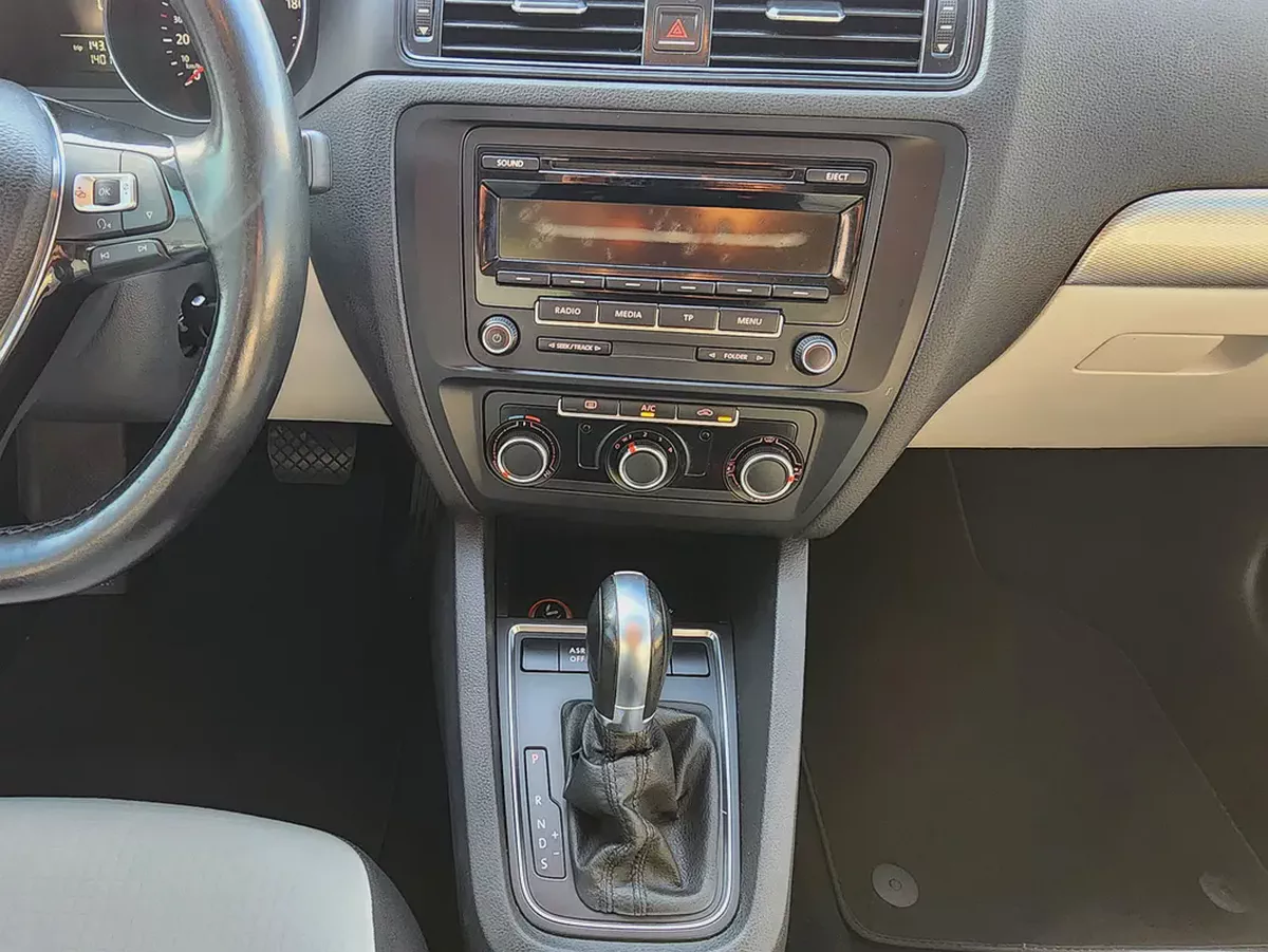 Volkswagen Jetta S V4 2.0L 2015 Model GCC Specs With Partial Service History In Perfect Condition-15-15