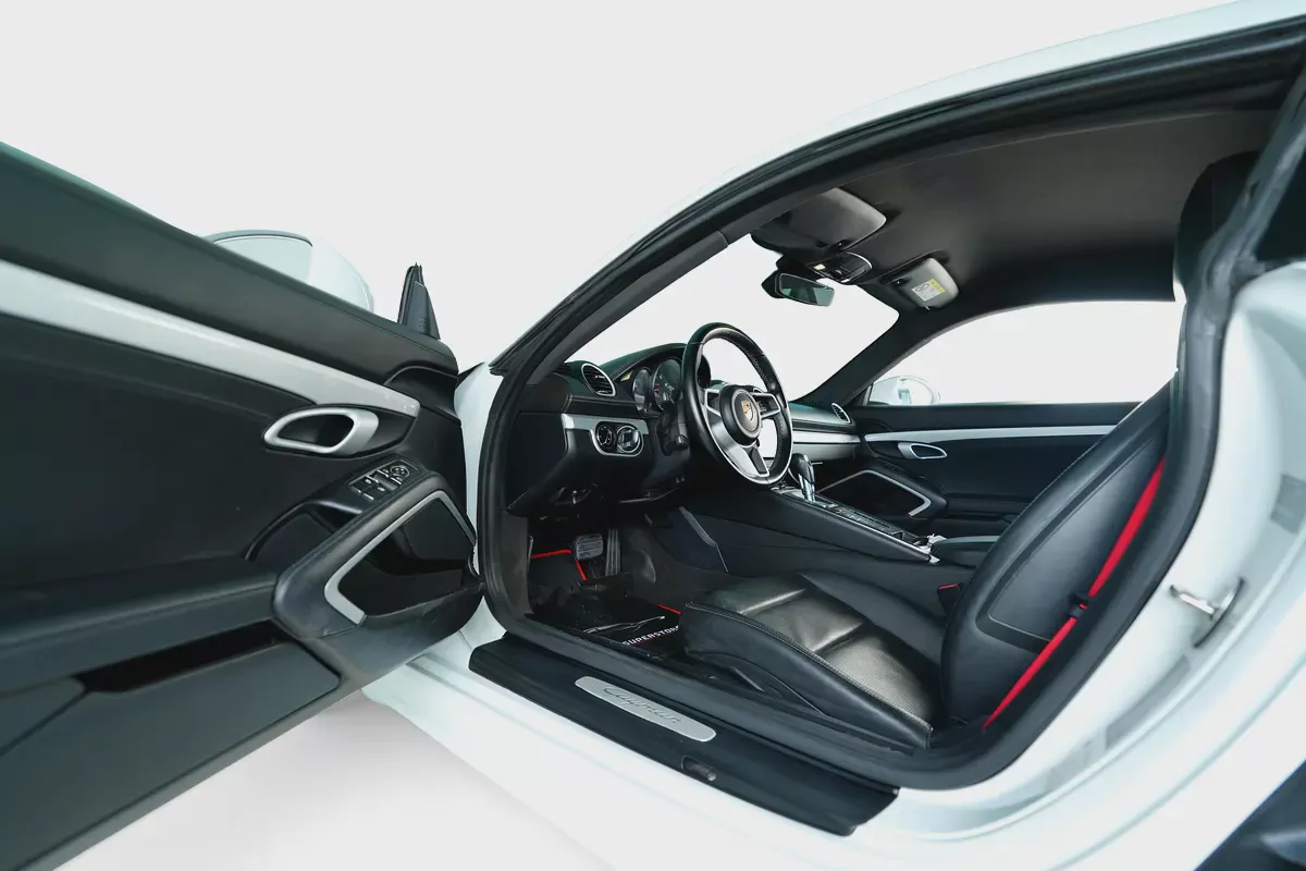 Porsche 718 Cayman-GCC-well maintained-Porsche Service history Available-9-9
