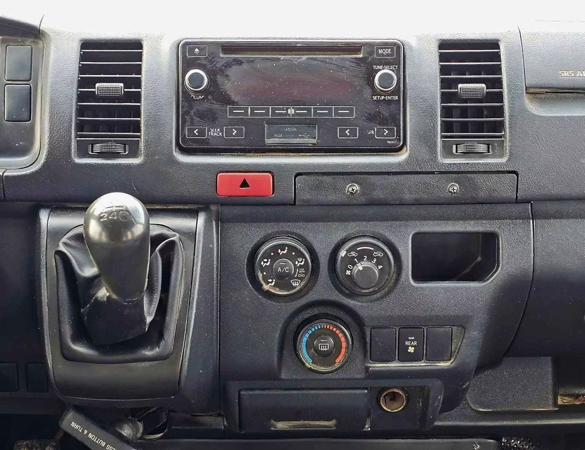 Toyota Hiace GL PATROL MANUAL / PASSENGER VAN/ EXPORT ONLY/ LOT#27416-10-0