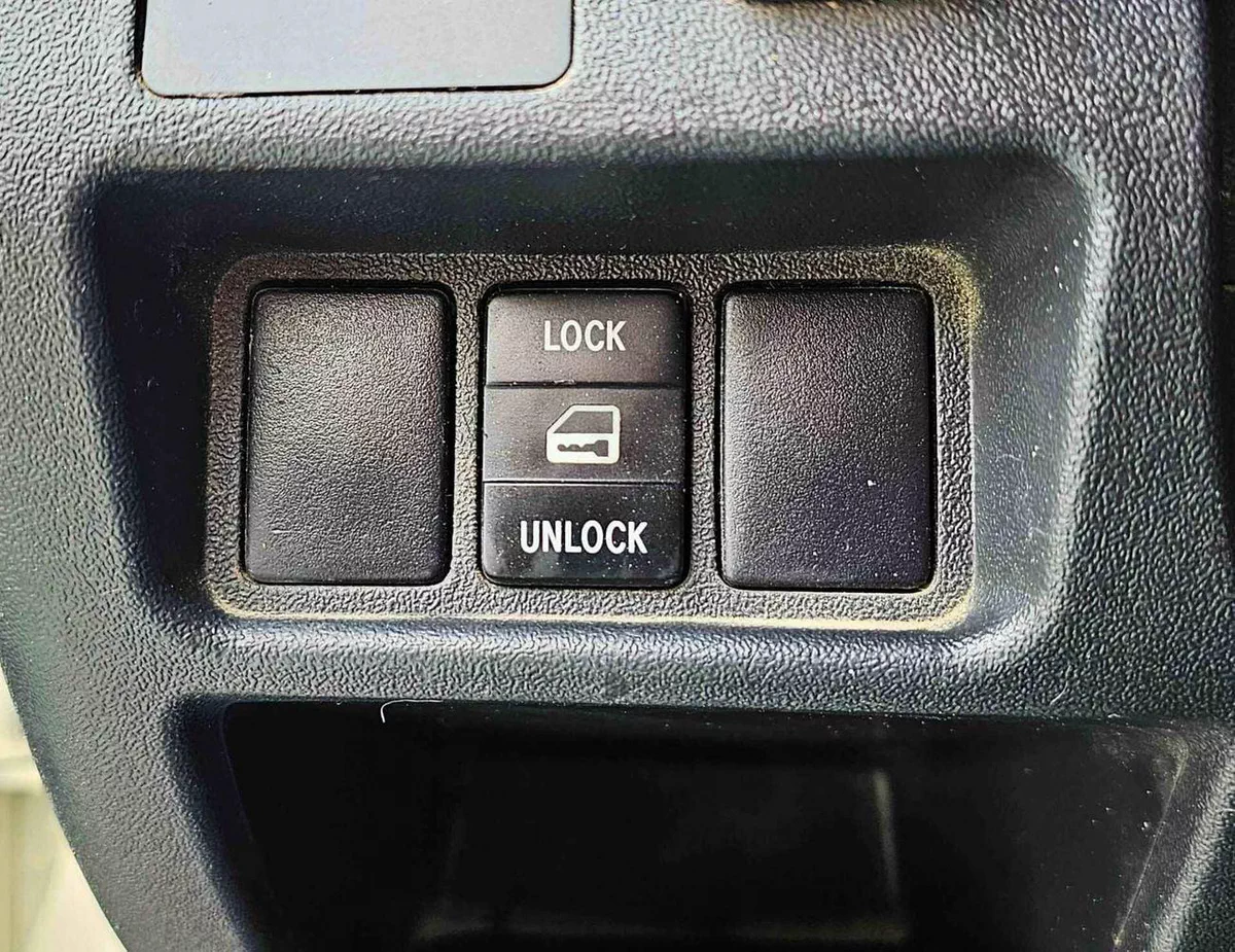 Toyota Hiace GL PATROL MANUAL / PASSENGER VAN/ EXPORT ONLY/ LOT#27416-11-0