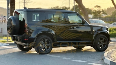 Land Rover Defender P400 110 HSE 3.0L (5 Seater)-9