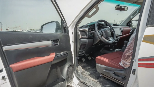 Hilux Pickup SR5 2.7L Manual Poush Start 2026 GCC Specs Brand New For Export
