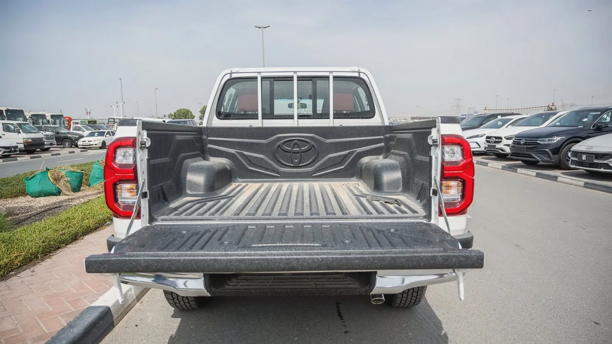 Hilux Pickup SR5 2.7L Manual Poush Start 2026 GCC Specs Brand New For Export-4-4