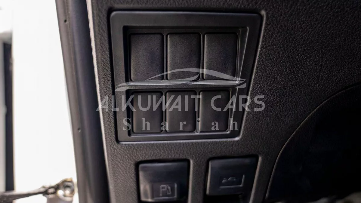 Toyota Hilux SGLX TOYOTA HILUX DC 2.7P MT 4X4 P.WINDOW MY2023-15-0