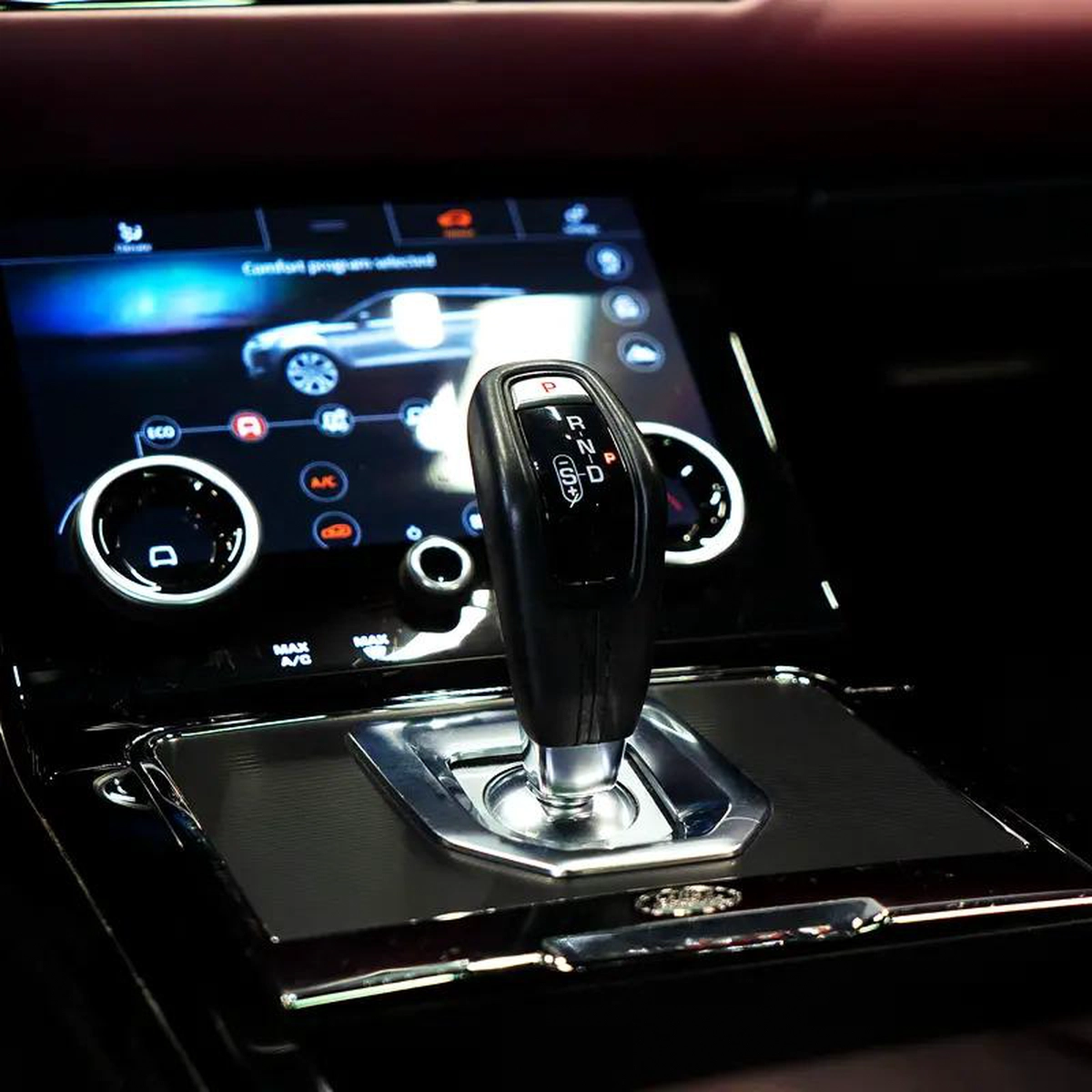 AED 2,107 p.m • 0% Downpayment • Evoque R-Dynamic HSE • 1 Year Warranty-2-2