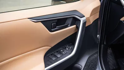 Toyota RAV4 LE 2×4-11