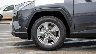 Toyota RAV4 LE 2×4-17