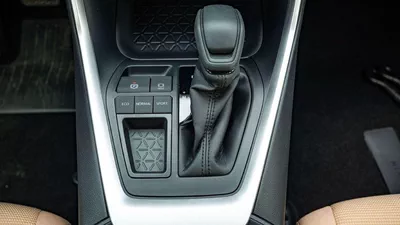 Toyota RAV4 LE 2×4-18