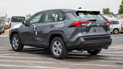 Toyota RAV4 LE 2×4-3